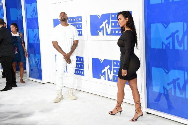 kanye west kim kardashian mtv vma red carpet